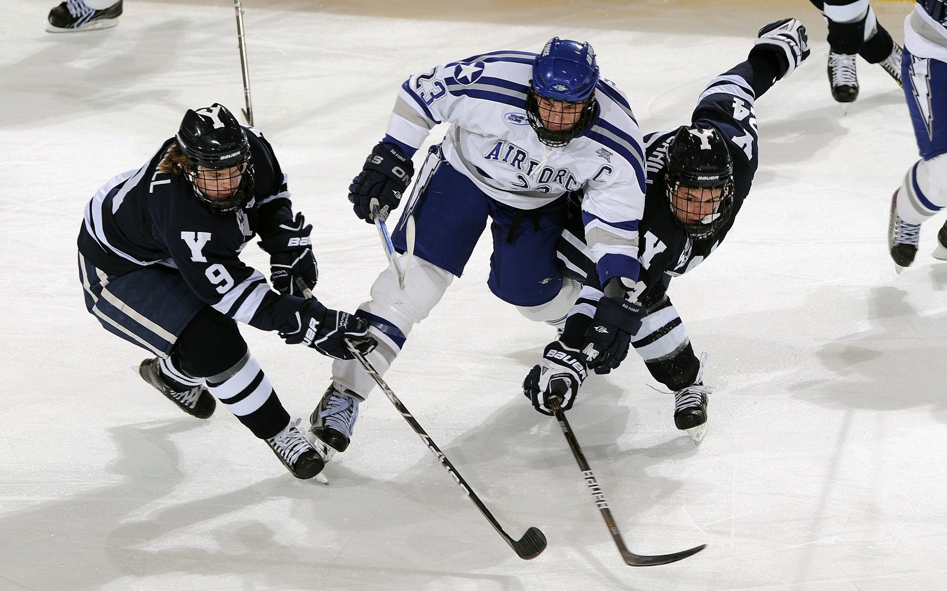 赛道与绿茵的跨界交响，卡塞米罗的压制哲学照亮F1揭幕之夜