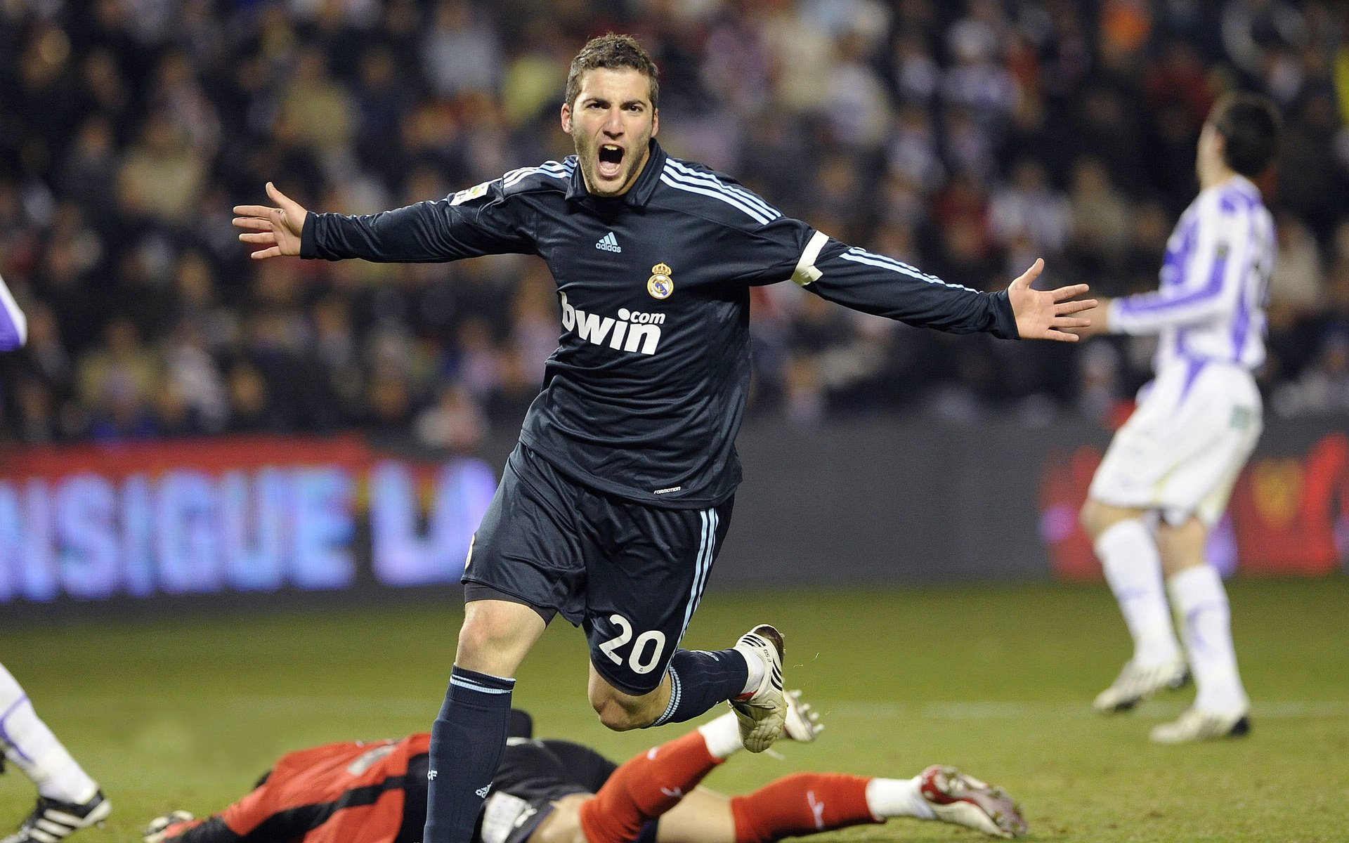 红牛二队险胜迈凯伦，阿隆索扛起全队，一场团队韧性与个人英雄主义的胜利