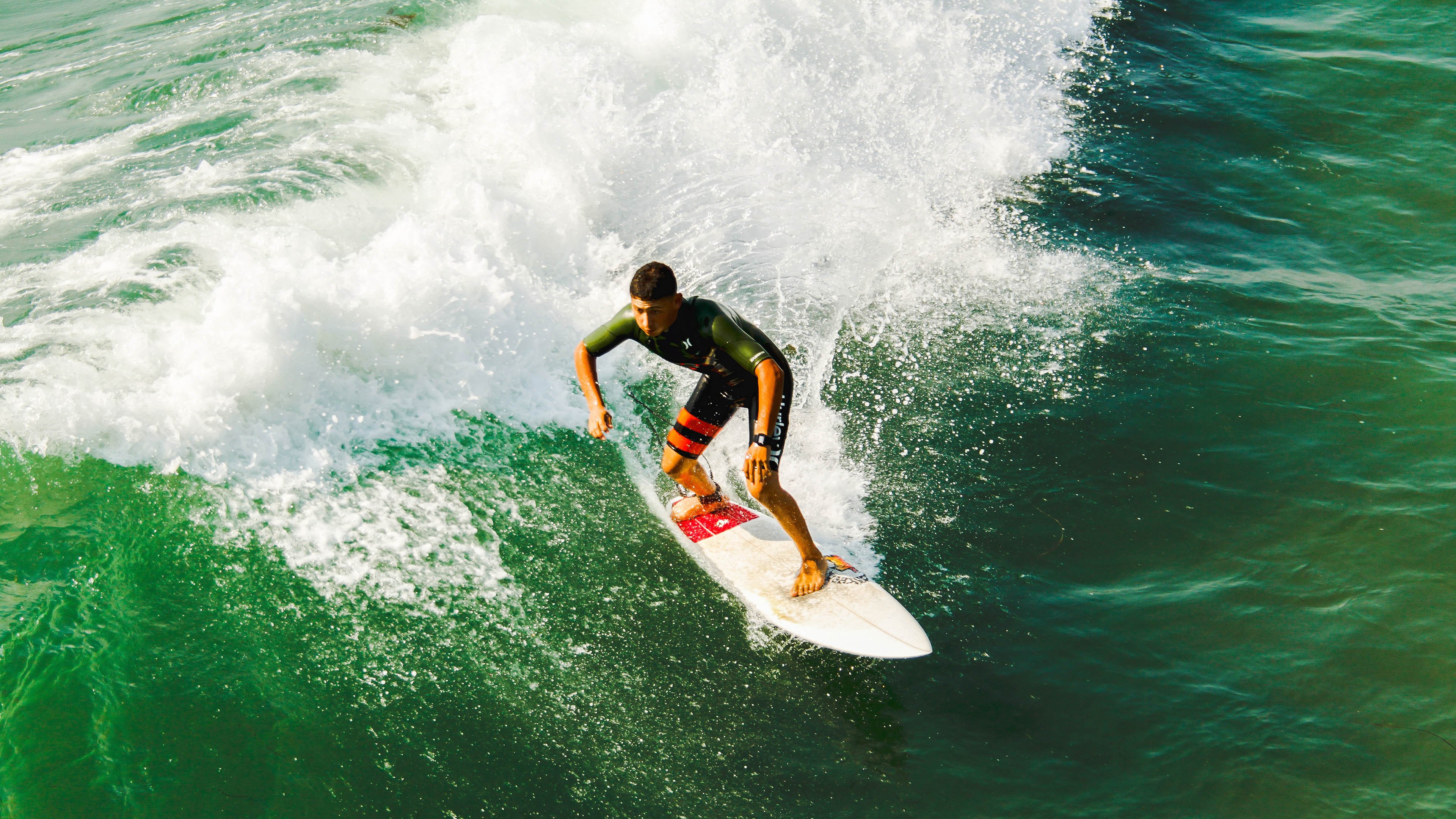 红牛二队险胜迈凯伦，阿隆索扛起全队，一场团队韧性与个人英雄主义的胜利